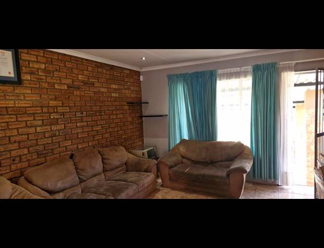3 BEDROOM TOWNHOUSE FOR SALE IN RANGEVIEW EXT 4